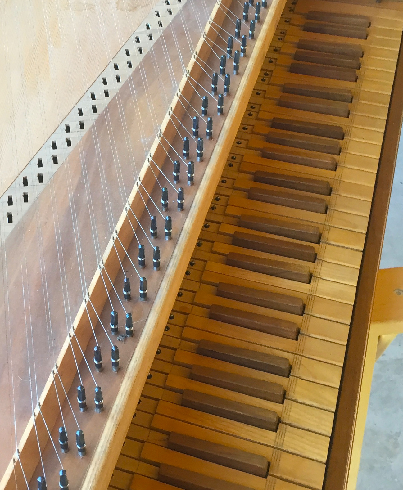 Des sautereaux en plastique, provenant d'un clavecin à 4 jeux, en attente de restauration