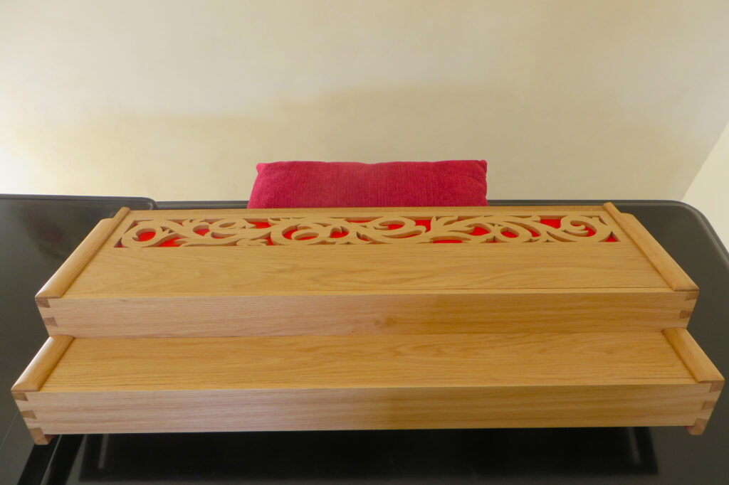 Couvre-clavier sur mesure en chêne et chantourné